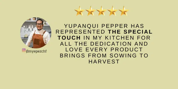 Customer reviewing Yupanqui gourmet pepper for premium cooking.